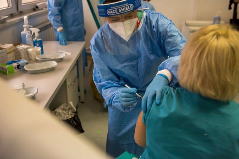Peste 80 de mii de persoane s-au programat ieri la vaccinarea cu serul anti-COVID produs de Astra Zeneca Peste 80 de mii de persoane s-au programat ieri la vaccinarea cu serul anti-COVID produs de Astra Zeneca