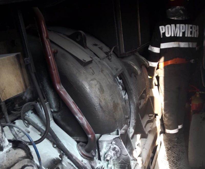 Incendiu la locomotiva unui tren de călători în gara Sinaia