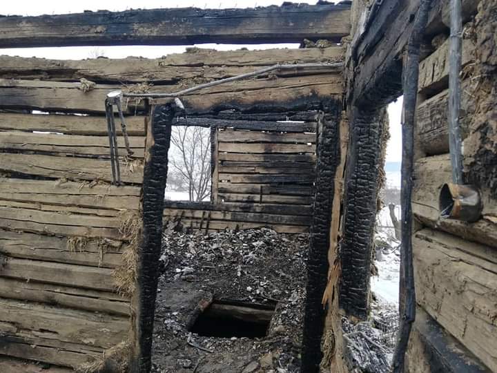 O familie din Măgheruş rămasă fără locuinţă, găzduită în fosta şcoală din localitate