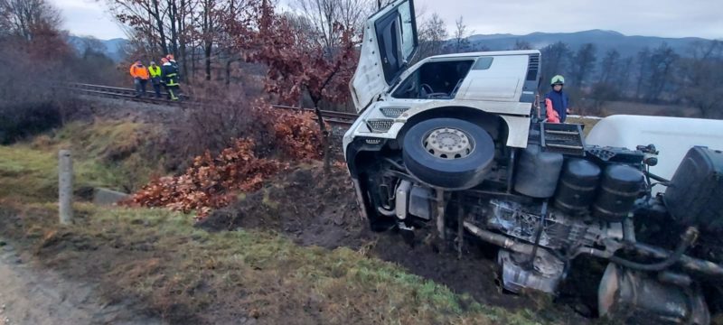 Circulația feroviară, afectată de o cisternă răsturnată în Sărățeni, județul Mureș
