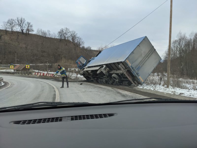Un camion s-a răsturnat azi dimineață pe DN12 în jud. Covasna