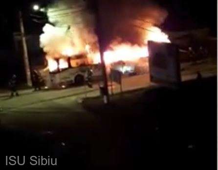 Un autocar de pasageri a ars pe DN14 Un autocar de pasageri a ars pe DN14