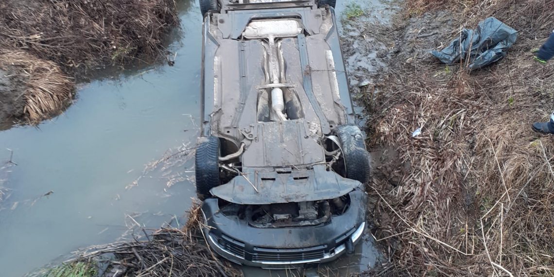 Doi bărbaţi şi un copil au fost transportaţi la spital, după ce au căzut cu maşina într-un pârâu din Sibiu