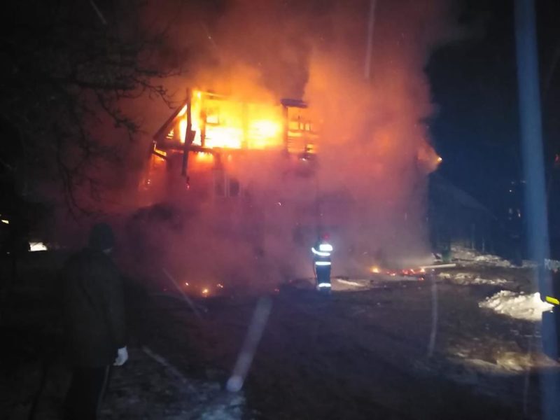 Incendiu violent în localitatea Lunca Bradului