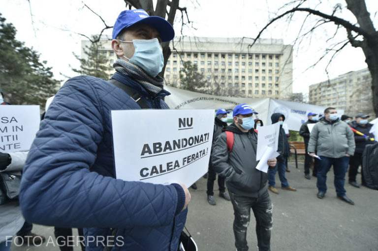 Pichet de protest al angajaţilor căilor ferate la sediul Ministerului Transporturilor