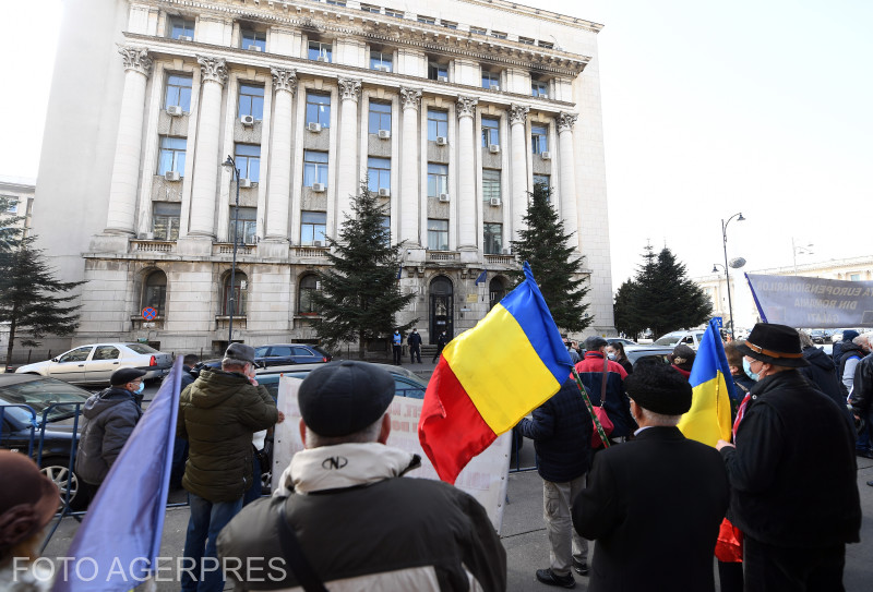 Pensionarii protestează în fața Ministerul Muncii și a Guvernului Pensionarii protestează în fața Ministerul Muncii și a Guvernului