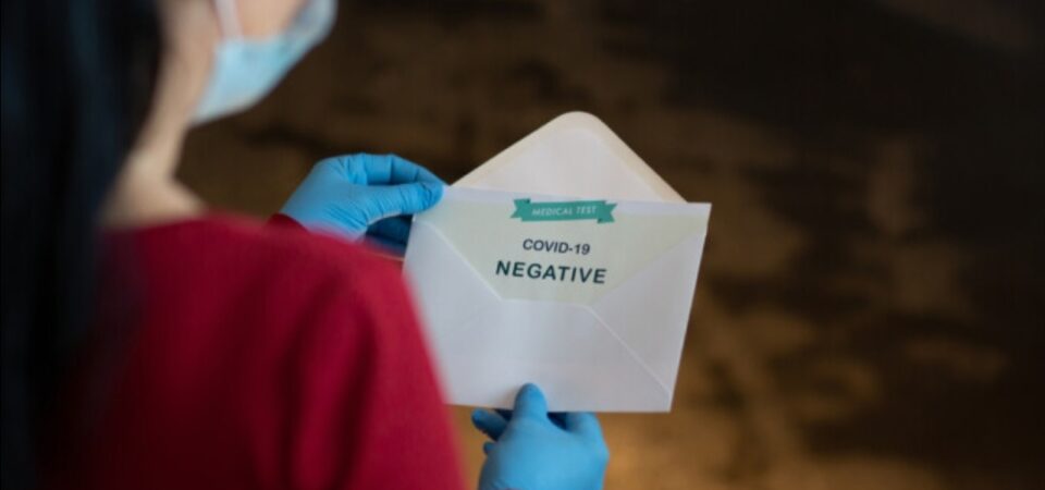 Polițiștii au destructurat o rețea care falsifica certificate medicale false cu rezultate negative la COVID-19 în schimbul a 200 lei pe test