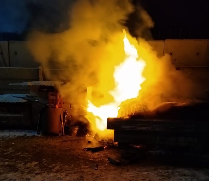 Două incendii le-au dat de lucru azi noapte și dimineață pompierilor mureșeni