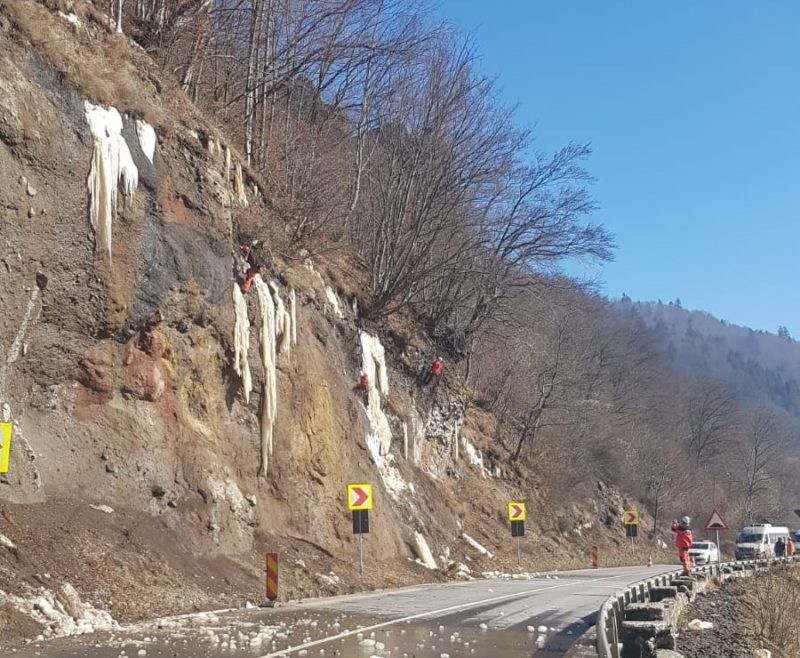 Circulație întreruptă pe Valea Mureșului din cauza țurțurilor de gheață