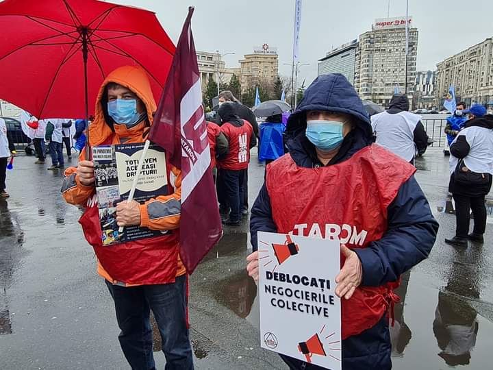 Aproximativ 100 de sindicalişti, afiliaţi la CNS Cartel Alfa, au protestat în Piaţa Victoriei