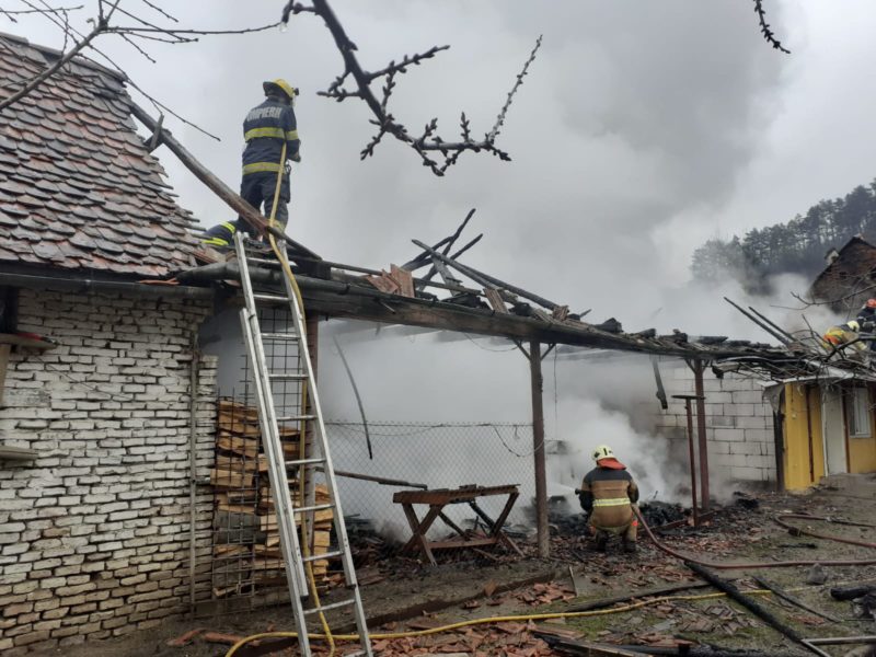 Incendiu în Țigmandru, Mureș. Un bărbat a suferit arsuri minore