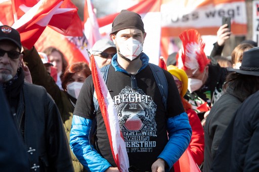 Sute de manifestanți împotriva restricțiilor la Viena, sosiți inclusiv pe biciclete