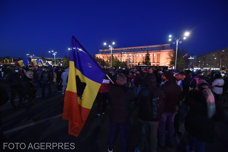 Noi proteste faţă de restricţiile impuse de autorităţi pentru limitarea răspândirii coronavirusului Noi proteste faţă de restricţiile impuse de autorităţi pentru limitarea răspândirii coronavirusului