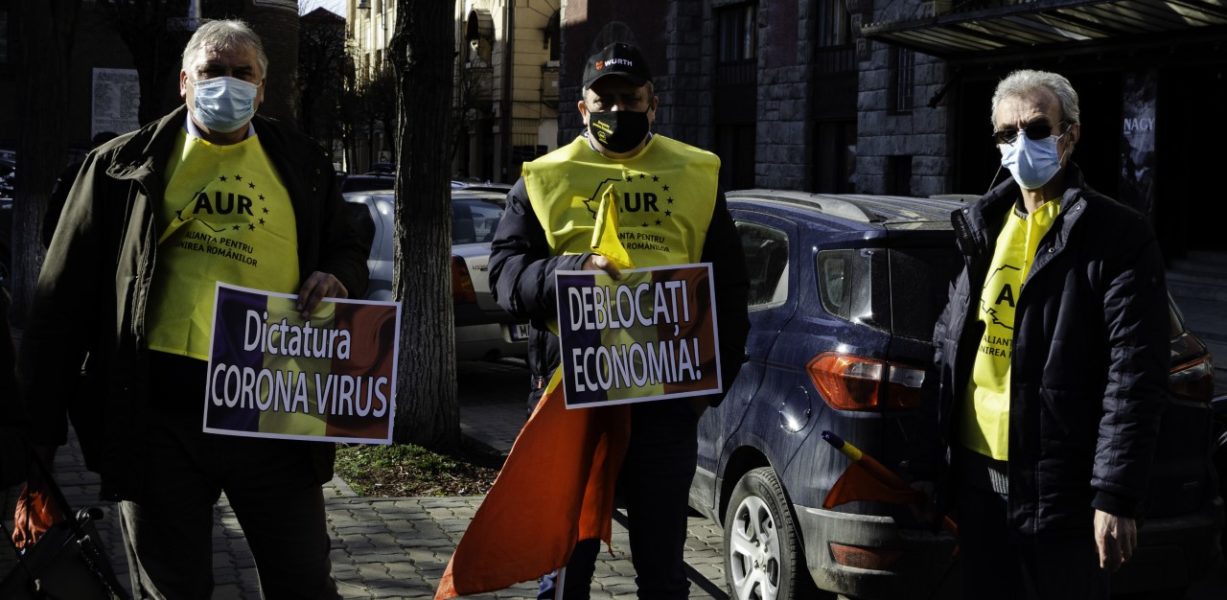 Circa 50 de persoane au protestat în fața Prefecturii Mureș