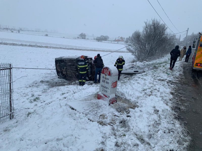 Autoturism răsturnat între localitățile Albești și Vânători