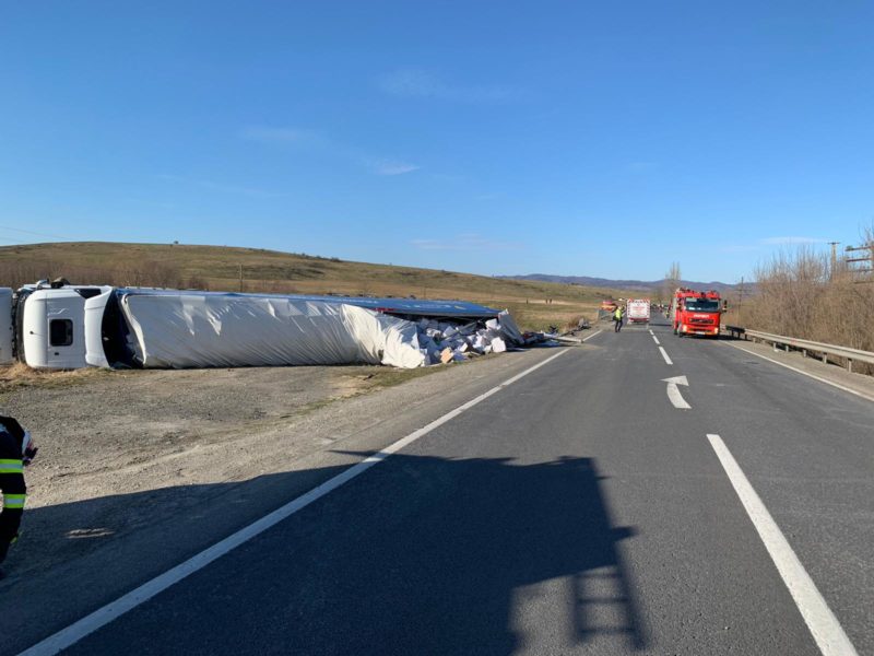 Patru maşini şi un camion, implicate sîmbătă într-un accident la ieșire din Vlădeni, Brașov