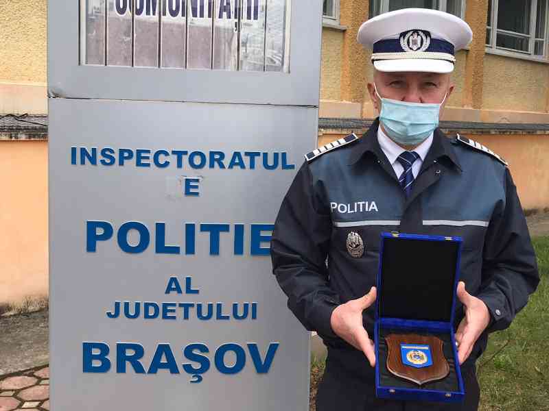 Un poliţist de la Rutieră din staţiunea Râşnov, recompensat cu Placheta de Onoare a Poliţiei Române