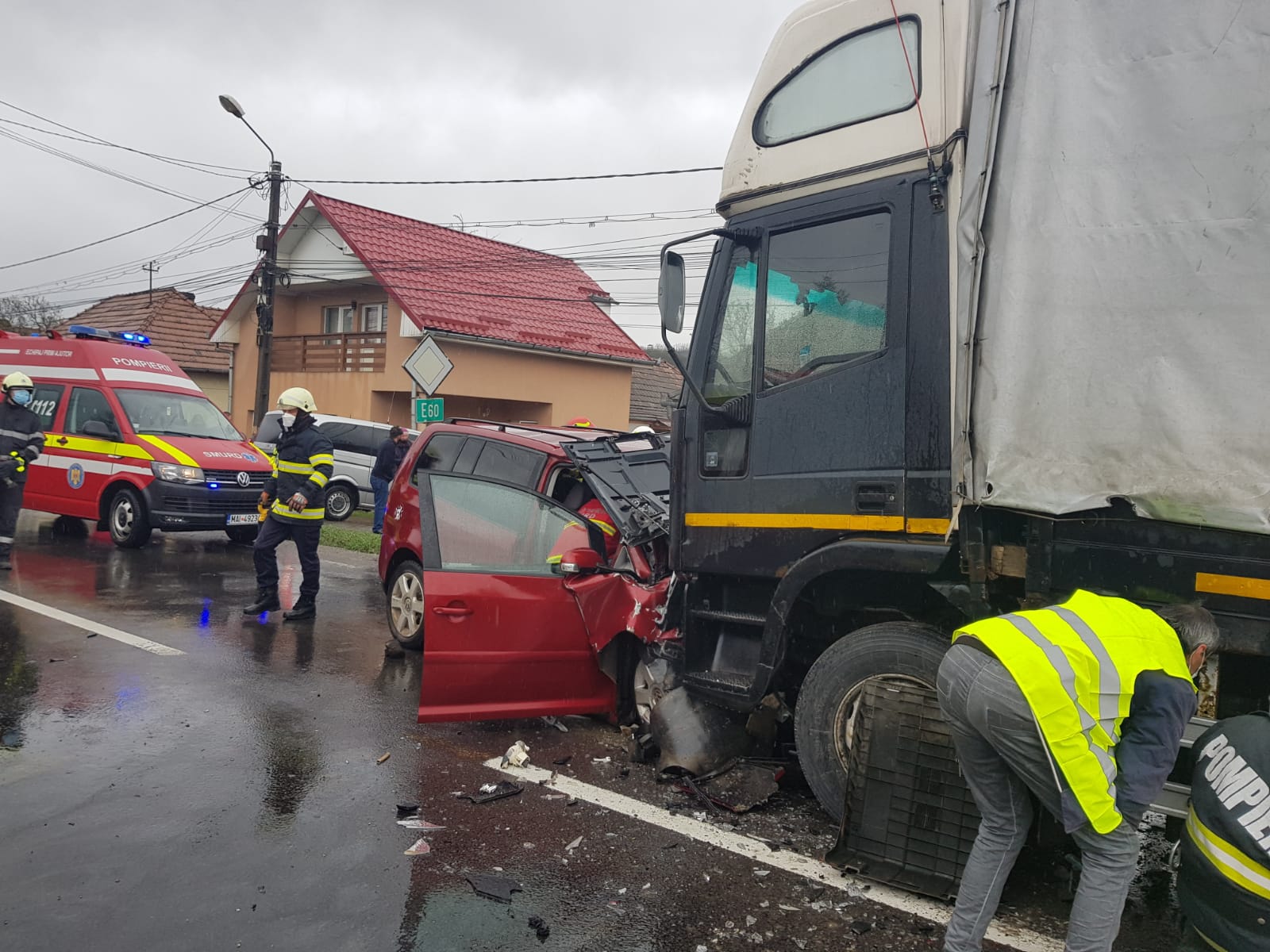 Accident rutier cu persoană încarcerată în Corunca. Victima este de cod roșu