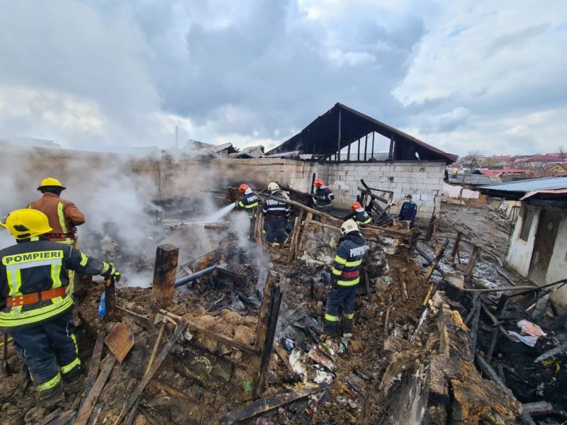 Aproape 50 de locuitori din Valea Rece au rămas fără adăpost în urma unui incendiu