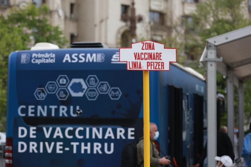 Centrele de vaccinare din mașină sunt tot mai solicitate