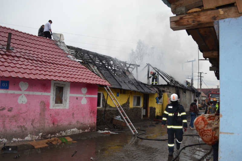 UPDATE: Un nou incendiu la locuinţele comunităţii de romi din cartierul Şumuleu al municipiului Miercurea Ciuc