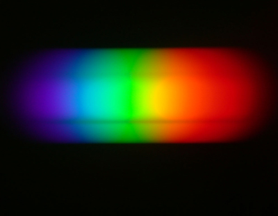 O echipă de oameni de știință spune că au găsit un anumit tip de undă luminoasă care poate străpunge direct obiectele, făcând să pară că ar fi total invizibile