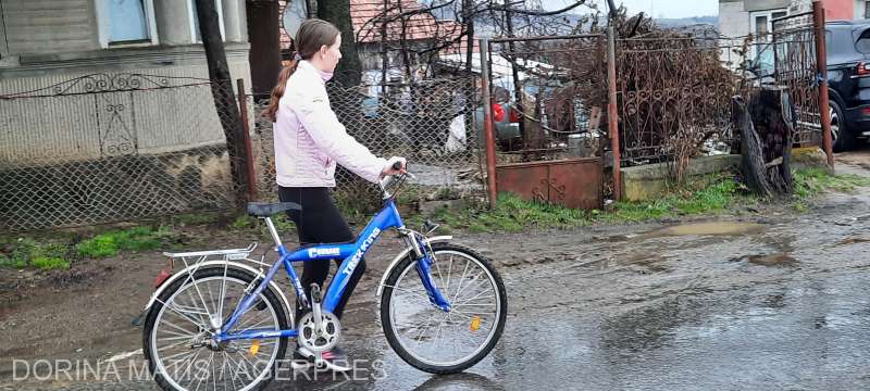25 de copii dintr-un sat mureșean au primit biciclete în urma unui proiect inițiat de un preot 25 de copii dintr-un sat mureșean au primit biciclete în urma unui proiect inițiat de un preot
