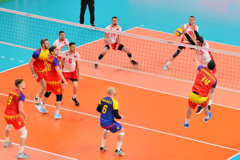 România înfruntă Elveția la volei