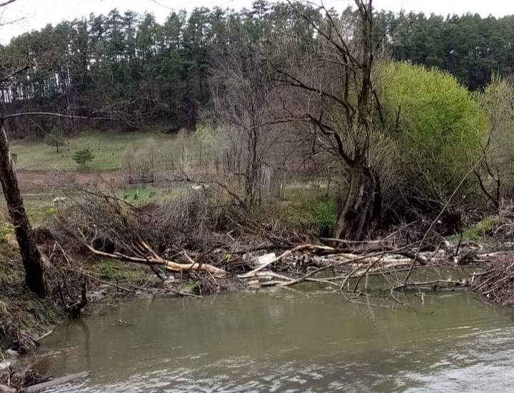 Prefectul din Harghita a dispus verificarea modului în care au fost salubrizate cursurile de apă din judeţ
