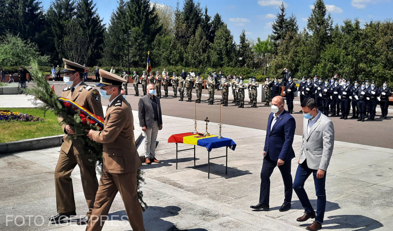 Şefa Senatului şi Ministrul Apărării au deps coroane de flori la Monumentul Eroilor Neamului