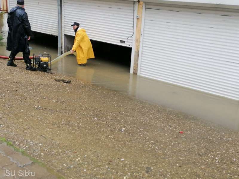 Case şi pivniţe inundate în municipiul Sibiu şi alte trei localităţi limitrofe