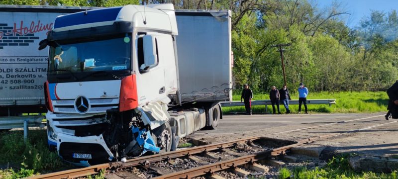 Camion lovit de tren în județul Covasna Camion lovit de tren în județul Covasna