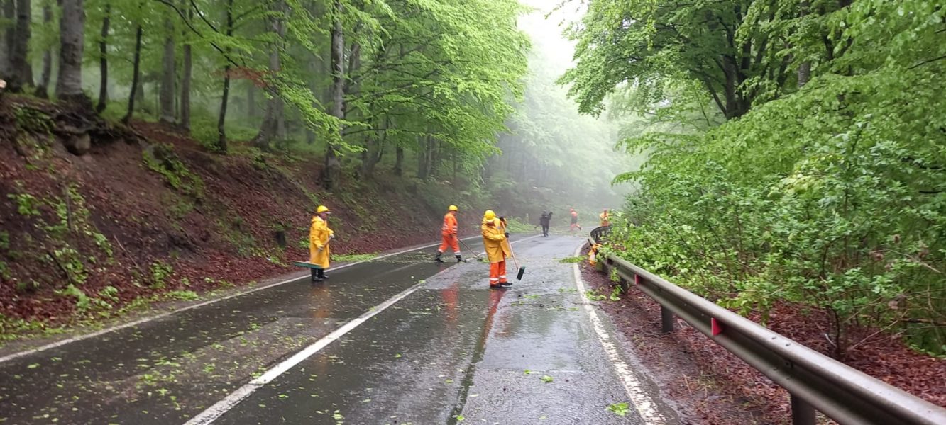 Astăzi se va circula cu interminențe pe DN13A, în județul Harghita