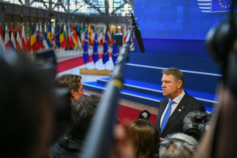 Preşedintele Klaus Iohannis participă astăzi şi mâine, la Bruxelles, la reuniunea extraordinară a Consiliului European