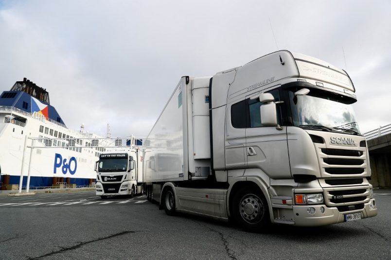 UNTRR solicită intervenţia autorităţilor, pentru apărarea transportatorilor rutieri