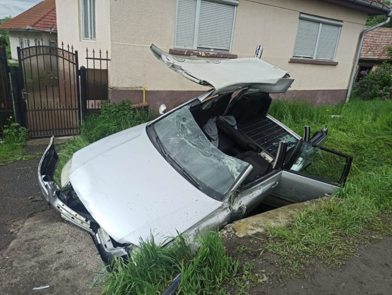 Autoturism intrat într-un cap de pod în județul Mureș
