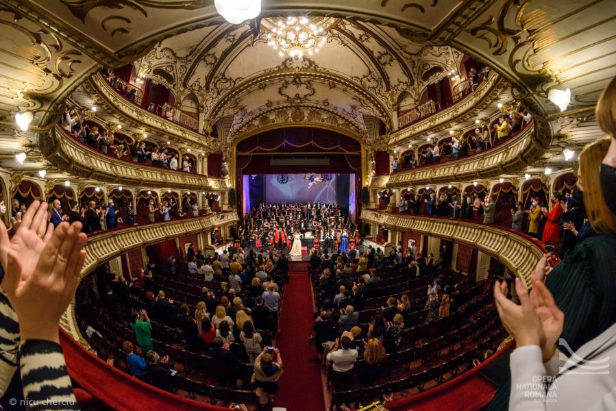 Prima etapã de relaxarea a adus și reîntoarcerea spectacolelor pe scenã, cu publicul în salã