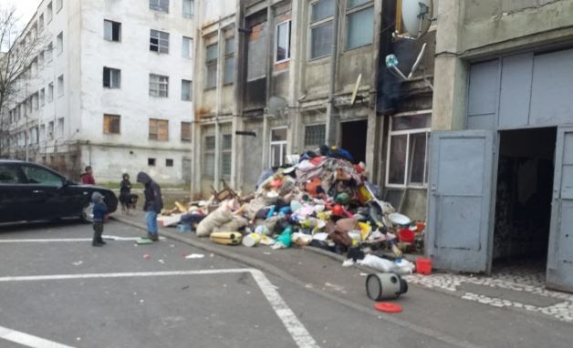 Gropi de gunoi improvizate, într-un cartier din Brașov