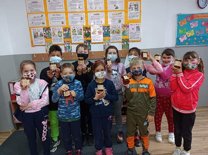 Primăria Batoş ajută producătorii locali afectaţi de pandemie şi oferă elevilor miere şi suc de mere