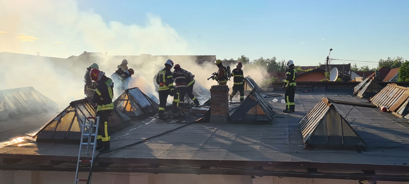 Un adult şi 15 copii evacuaţi aseară din cauza fumului, la incendiu produs în Tg.Mureş
