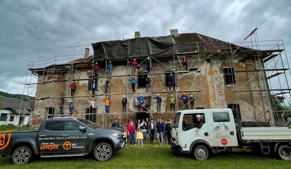 Tibi şi Alin Uşeriu, printre voluntarii care repară acoperişul Castelului Brukenthal din Micăsasa