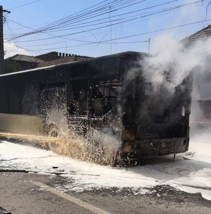 Autobuz în flăcări la Târnăveni. Primarul susţine că este un incident izolat