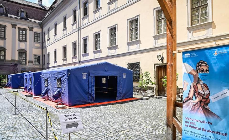 Maraton al vaccinării anti-COVID-19 în curtea Muzeului Brukenthal din Sibiu