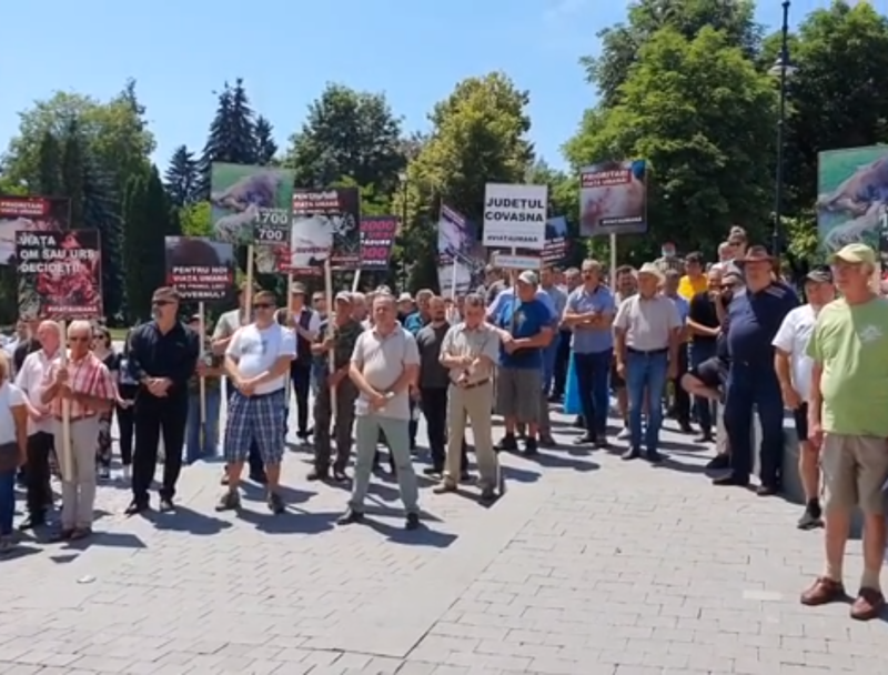 Manifestaţie în faţa sediului Prefecturii din Sfântu Gheorghe