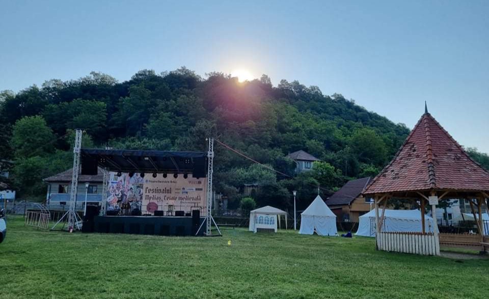 În această seară, Mediașul îmbracă haine de epocă