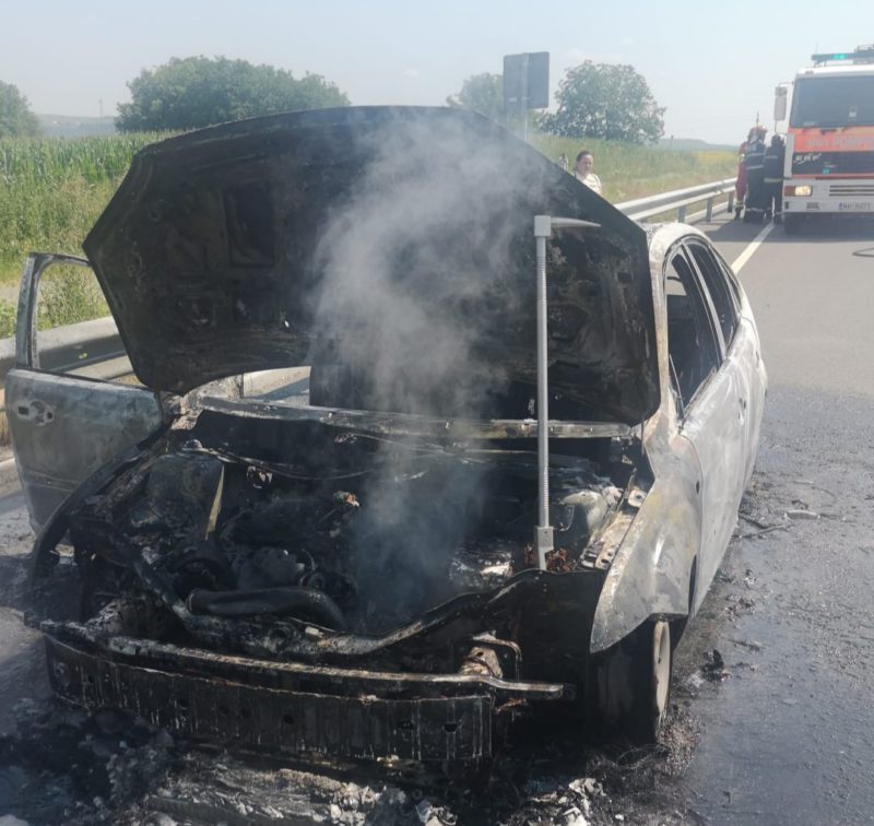 O mașină a luat foc, la ieșire de pe autostrada A3, în județul Mureș