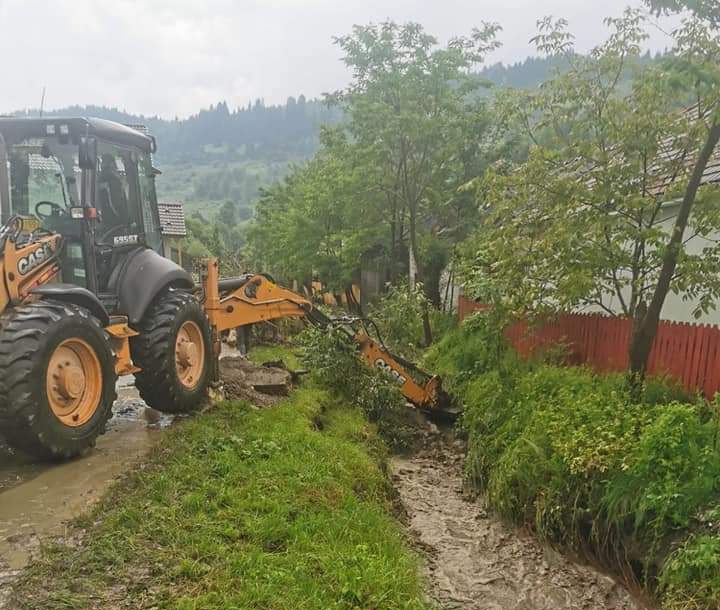 Pompierii voluntari au intervenit în Topliţa şi Tulgheş, după o ploaie torenţială