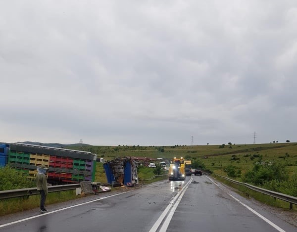 Remorcă plină cu stupi de albine, răsturnată pe carosabil în județul Brașov