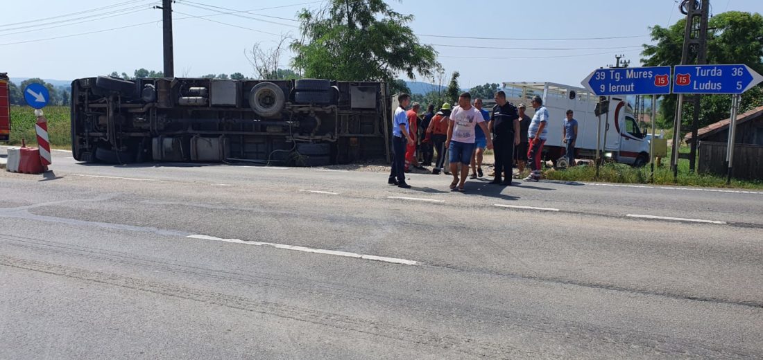 TIR răsturnat la ieșirea din localitatea Bogata, din județul Mureș