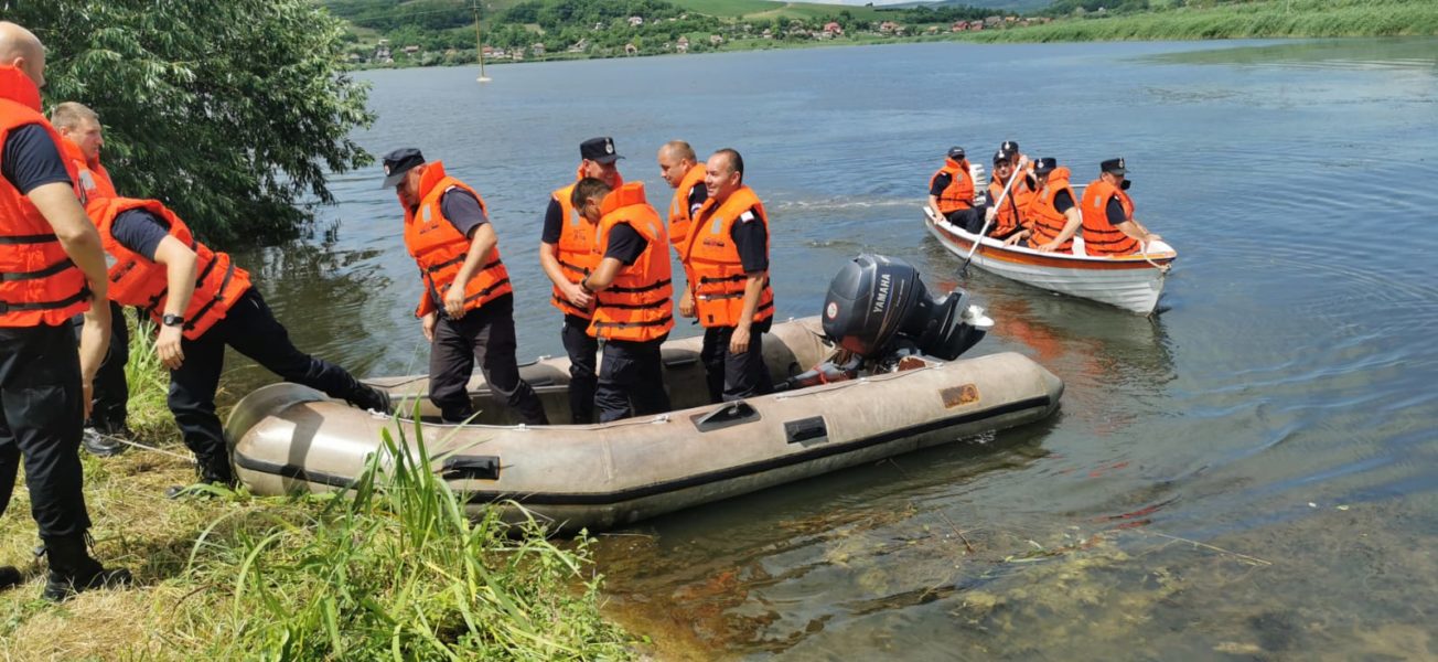 Pompierii mureșeni se antrenează pentru intervenții în mediul acvatic